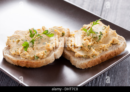 Toast mit hummus Stockfoto