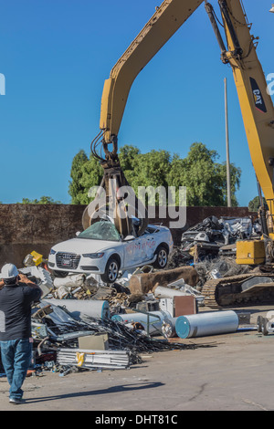 Den erforderlichen Abriss eines neuen Audi A6-Fahrzeugs, das in der Regierung, die erforderlichen Tests verwendet wurde. Stockfoto