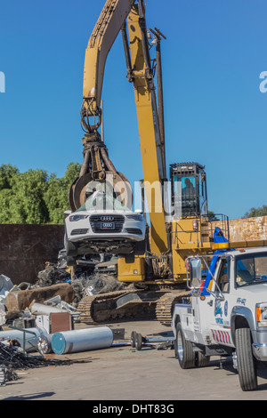 Den erforderlichen Abriss eines neuen Audi A6-Fahrzeugs, das in der Regierung, die erforderlichen Tests verwendet wurde. Stockfoto