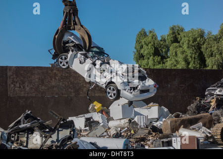 Den erforderlichen Abriss eines neuen Audi A6-Fahrzeugs, das in der Regierung, die erforderlichen Tests verwendet wurde. Stockfoto