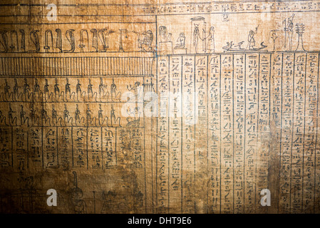 Uralte Hieroglyphen auf papyrus Stockfoto