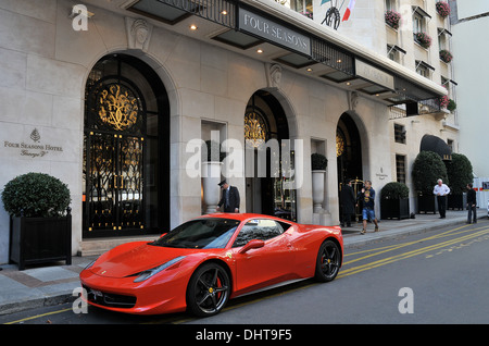 Ferrari Auto vor The Four Seasons George V Palast Hotel Paris Frankreich Stockfoto