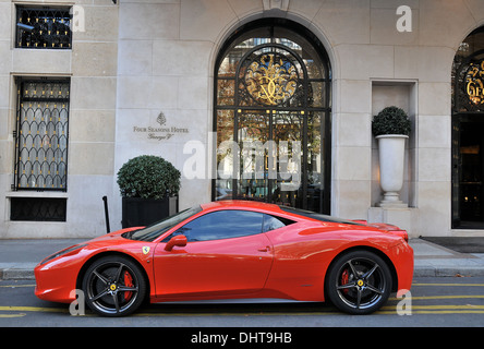 Ferrari Auto vor The Four Seasons George V Palast Hotel Paris Frankreich Stockfoto