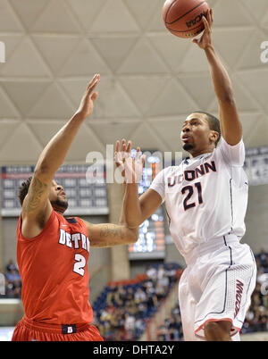 Storrs, CT, USA. 14. November 2013. Donnerstag, 14. November 2013: Connecticut Huskies Wache Omar Calhoun (21) Triebe über Detroit Titans in der 1. Hälfte des NCAA-Basketball-Spiel zwischen Detroit und Connecticut im Gampel-Pavillon in Storrs, CT. UConn Juwan Howard, Jr. (2) nach vorne ging auf Detroit 101-55 sehr leicht schlagen. Bill Shettle / Cal Sport Media. Bildnachweis: Csm/Alamy Live-Nachrichten Stockfoto