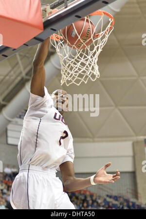 Storrs, CT, USA. 14. November 2013. Donnerstag, 14. November 2013: Connecticut Huskies vorwärts DeAndre Daniels (2) tunkt den Ball während der 2., die Hälfte der NCAA Basketball-Spiel zwischen Detroit und Connecticut im Gampel-Pavillon in Storrs, CT. UConn fuhr fort, Detroit 101-55 sehr leicht schlagen. Bill Shettle / Cal Sport Media. Bildnachweis: Csm/Alamy Live-Nachrichten Stockfoto