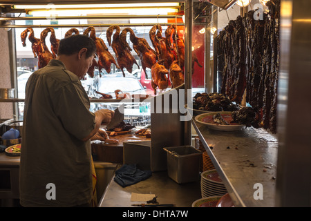 Ein Mann bereitet gebratene Ente in einem Restaurant in Kuala Lumpur, Malaysia Stockfoto