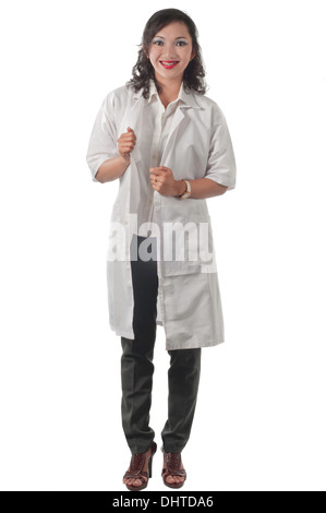 lockige asiatische Frau Docter stehend und Smilling im Studio-Zimmer. Stockfoto