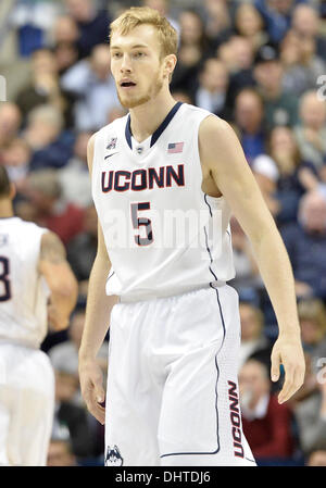 Storrs, CT, USA. 14. November 2013. Donnerstag, 14. November 2013: Connecticut Huskies vorwärts Niels Giffey (5) blickt auf in die 1., die Hälfte der NCAA Basketball-Spiel zwischen Detroit und Connecticut im Gampel-Pavillon in Storrs, CT. UConn fuhr fort, Detroit 101-55 sehr leicht schlagen. Bill Shettle / Cal Sport Media. Bildnachweis: Csm/Alamy Live-Nachrichten Stockfoto