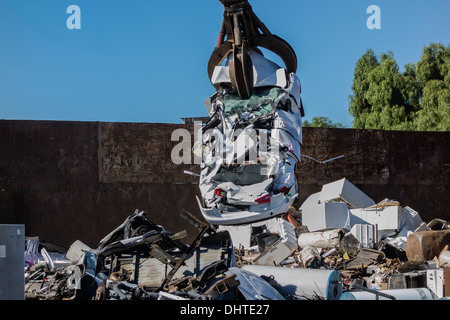 Den erforderlichen Abriss eines neuen Audi A6-Fahrzeugs, das in der Regierung, die erforderlichen Tests verwendet wurde. Stockfoto