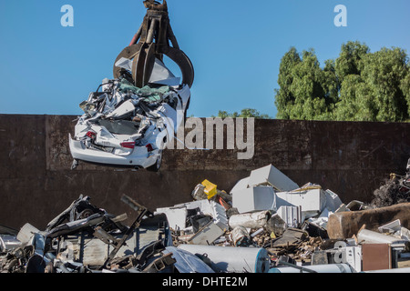 Den erforderlichen Abriss eines neuen Audi A6-Fahrzeugs, das in der Regierung, die erforderlichen Tests verwendet wurde. Stockfoto