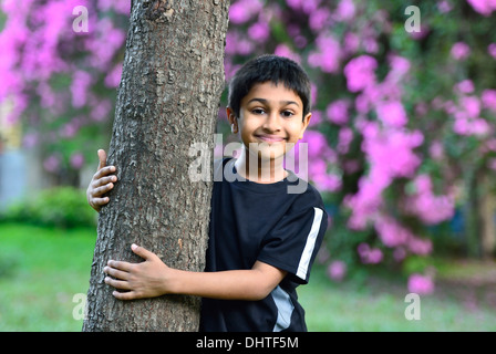 Schöne indische Kleinkind stehen im freien Lächeln Stockfoto