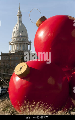 Lansing, Michigan, USA. 14. November 2013. Riesige rote Christbaumkugeln sitzen auf dem Display in der Nähe der Hauptstadt Gebäude. © Mark Bialek/ZUMAPRESS.com/Alamy Live-Nachrichten Stockfoto
