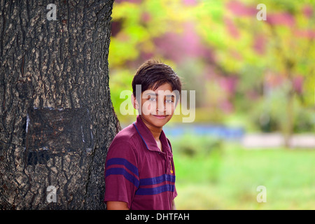 Schöne indische Kleinkind stehen im freien Lächeln Stockfoto