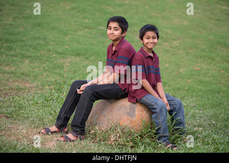 Schöne indische Kleinkind stehen im freien Lächeln Stockfoto