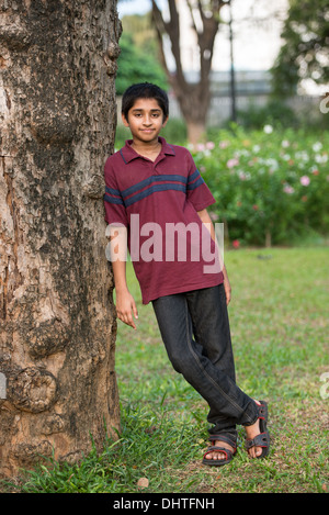 Schöne indische Kleinkind stehen im freien Lächeln Stockfoto