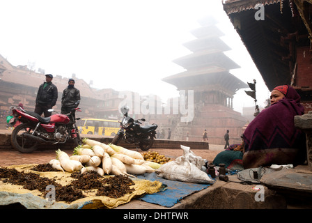 Strassenlokal in kalten nebligen Morgen in Bhaktapur Stockfoto