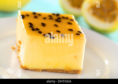 Frischen Maracuja Käsekuchen Dessert auf Teller mit gelben Passionsfrüchte in den Rücken Stockfoto