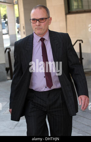 PC Alex MacFarlane verlässt Westminster Magistrates' Court in London, England am 22. Mai 2012. MacFarlane wurde angeklagt rassisch missbrauchen einen Verdächtigen nach dem Sommer 2011 in London, eine Gebühr, die er vor Gericht bestritten Unruhen, da er nicht schuldig trat. Wurde er auf Kaution freigelassen und ist Due erscheinen in Southwark Crown Court am 29. Juni für eine Anhörung London, England - 22.05.12 obligatorisch Stockfoto