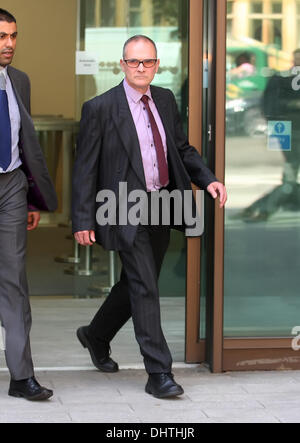 PC Alex MacFarlane verlässt Westminster Magistrates' Court in London, England am 22. Mai 2012. MacFarlane wurde angeklagt rassisch missbrauchen einen Verdächtigen nach dem Sommer 2011 in London, eine Gebühr, die er vor Gericht bestritten Unruhen, da er nicht schuldig trat. Wurde er auf Kaution freigelassen und ist Due erscheinen in Southwark Crown Court am 29. Juni für eine Anhörung London, England - 22.05.12 obligatorisch Stockfoto