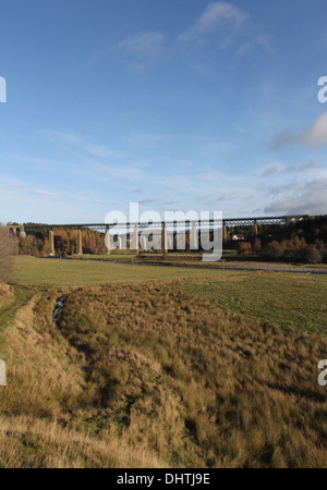 Viadukt über den Fluss Findhorn findhorn in der Nähe tomatin Schottland november 2013. Stockfoto