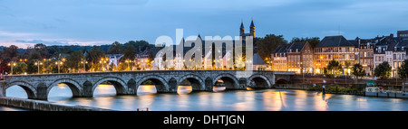 Niederlande, Maastricht, Maas oder Meuse Fluss. Sint Servaas-Brücke. Dach der Kirche im Hintergrund digital verändert Stockfoto