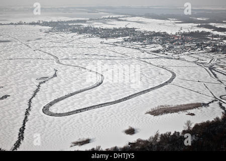 Niederlande, Loosdrecht, Menschen Eislaufen auf dem zugefrorenen Seen genannt Loosdrechtse Plassen. Luftbild Stockfoto