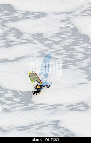 Niederlande, Loosdrecht, Mann mit Hund Eis Surfen auf zugefrorenen Seen genannt Loosdrechtse Plassen. Luftbild Stockfoto