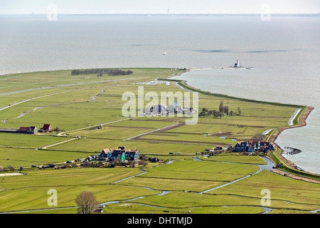 Niederlande, Marken, Weiler von Dorf und Leuchtturm Het Paard in See namens IJsselmeer genannt. Luftbild Stockfoto