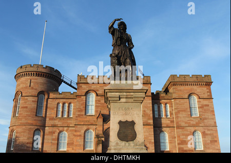 Flora macdonald Statue und Inverness Castle Schottland november 2013. Stockfoto