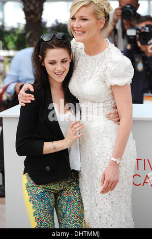Kristen Stewart und Kirsten Dunst "On the Road" Fototermin während der 65. Cannes Film-Festival Cannes, France - 23.05.12 Stockfoto