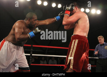 Razvan Cojanu VS David Johnson Sugar Ray Leonard beherbergt 3rd Annual "Großen Kämpfer, große Ursache" Charity-Boxkampf statt am Santa Monica Pier Santa Monica, Kalifornien - 22.05.12 Stockfoto