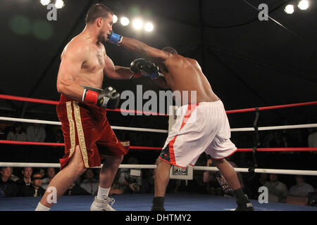 Razvan Cojanu VS David Johnson Sugar Ray Leonard beherbergt 3rd Annual "Großen Kämpfer, große Ursache" Charity-Boxkampf statt am Santa Monica Pier Santa Monica, Kalifornien - 22.05.12 Stockfoto