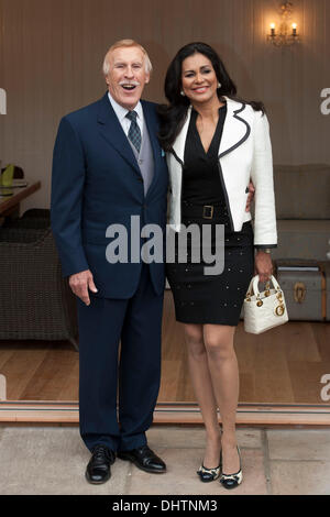 Sir Bruce Forsyth und Frau Wilnelia die RHS Chelsea Flower Show 2012 - Presse Tag London, England - 21.05.12 Stockfoto