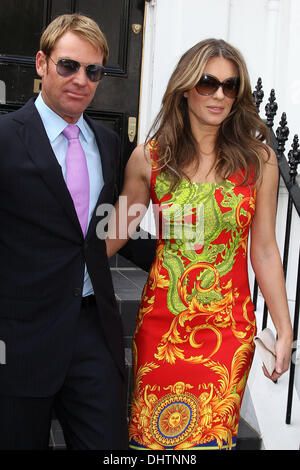 Elizabeth Hurley aka Liz Hurley und Shane Warne verlassen London, England - 23.05.12 home Stockfoto