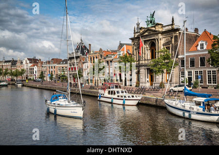 Niederlande, Haarlem, Teylers Museum, Fluss namens Het Spaarne. Kleine Yachten Stockfoto