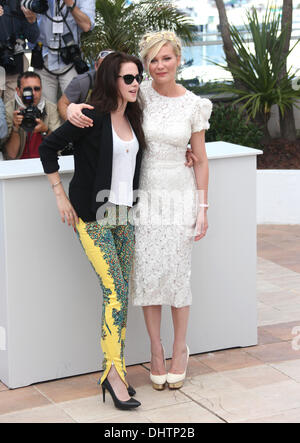 Kristen Stewart und Kirsten Dunst "On the Road" Fototermin während der 65. Cannes Film-Festival Cannes, France - 23.05.12 Stockfoto