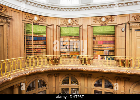 Niederlande, Haarlem, Teylers Museum zugänglich für die Öffentlichkeit seit 1784. Blick auf Bücherregale in ovaler Saal. Stockfoto