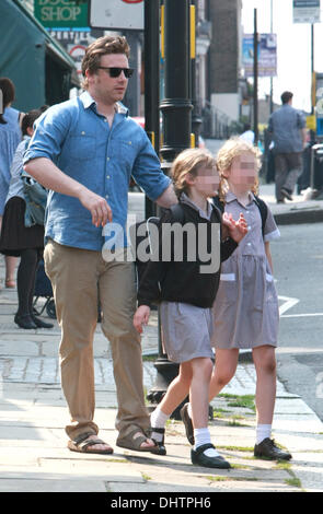 Jamie Oliver sammelt seinen Töchtern Poppy Honey und Daisy Boo, von School London, England - 23.05.12 Stockfoto