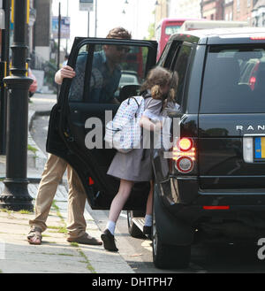 Jamie Oliver sammelt seinen Töchtern Poppy Honey und Daisy Boo, von School London, England - 23.05.12 Stockfoto