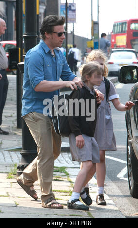 Jamie Oliver sammelt seinen Töchtern Poppy Honey und Daisy Boo, von School London, England - 23.05.12 Stockfoto