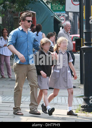 Jamie Oliver sammelt seinen Töchtern Poppy Honey und Daisy Boo, von School London, England - 23.05.12 Stockfoto