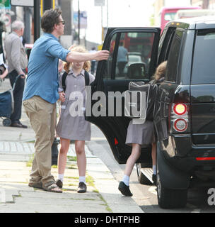 Jamie Oliver sammelt seinen Töchtern Poppy Honey und Daisy Boo, von School London, England - 23.05.12 Stockfoto