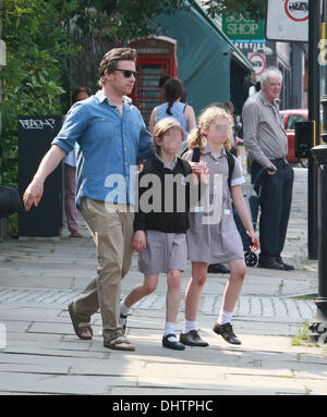 Jamie Oliver sammelt seinen Töchtern Poppy Honey und Daisy Boo, von School London, England - 23.05.12 Stockfoto