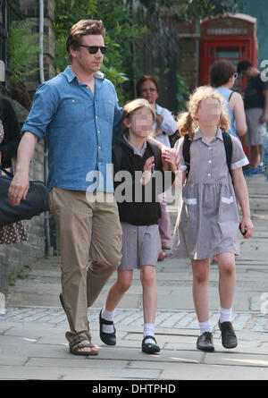 Jamie Oliver sammelt seinen Töchtern Poppy Honey und Daisy Boo, von School London, England - 23.05.12 Stockfoto