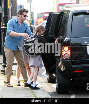 Jamie Oliver sammelt seinen Töchtern Poppy Honey und Daisy Boo, von School London, England - 23.05.12 Stockfoto