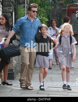 Jamie Oliver sammelt seinen Töchtern Poppy Honey und Daisy Boo, von School London, England - 23.05.12 Stockfoto