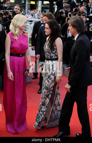 Kirsten Dunst (L) & Kristen Stewart bei den roten Teppich der "On The Road" 65. jährlichen Filmfestspiele von Cannes am Palais des Festivals am 23. Mai 2012 in Cannes, Frankreich. Foto-Ki-Preis Stockfoto