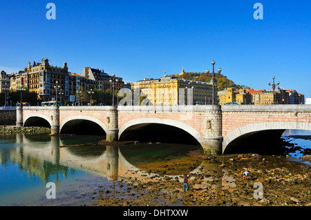 Blick auf Kursaal Brücke über dem Fluss Urumea in San Sebastian, Spanien Stockfoto