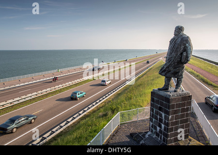 Niederlande, Den Oever, IJsselmeer Dam genannt auch Afsluitdijk. Statue von Cornelis Lely. Stockfoto