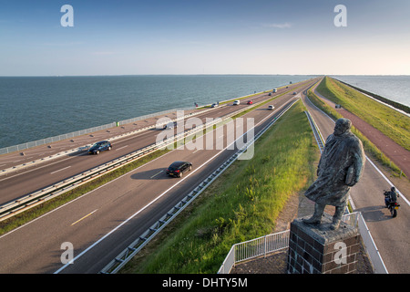 Niederlande, Den Oever, IJsselmeer Dam genannt auch Afsluitdijk. Statue von Cornelis Lely. Stockfoto